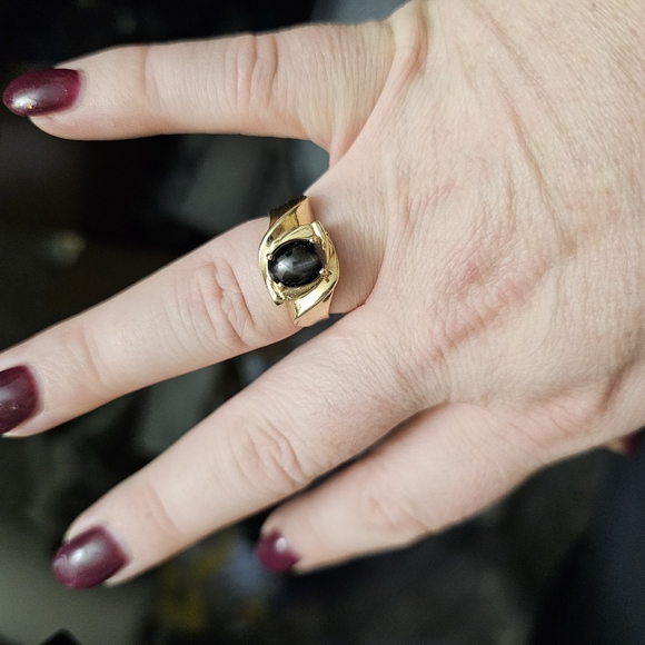 14k black stone ring size 9. Stamped 14k. It looks like a black star sapphire bu - Picture 4 of 7